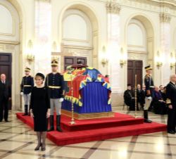 Don Juan Carlos realiza una de las Guardias de Honor en una de las esquinas del catafalco