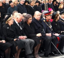 Sus Majestades los Reyes Don Juan Carlos y Doña Sofía en el exterior del Palacio Real de Bucarest