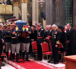 El féretro de Rey Miguel I de Rumanía a su entrada al Palacio de la Patriarquía