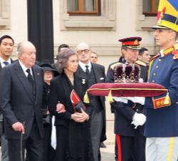 Don Juan Carlos y Doña Sofía acompañados por los miembros de las Casas Reales en el exterior del Palacio de la Patriarquía tras la misa funeral