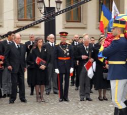 Sus Majestades los Reyes Don Juan Carlos y Doña Sofía durante la despedida solemne del féretro del Rey Miguel I de Rumanía