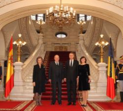 Sus Majestades los Reyes acompañados por el Presidente de Rumanía, Klaus Ioannis, y su esposa