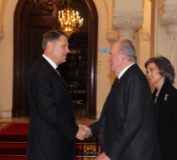 Don Juan Carlos recibe el saludo del Presidente de Rumanía, Klaus Iohannis