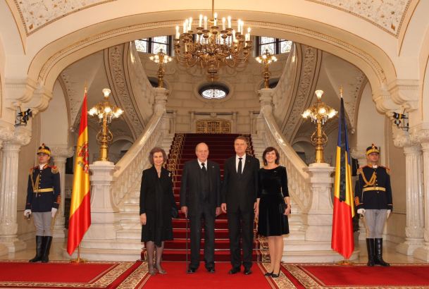Sus Majestades los Reyes acompañados por el Presidente de Rumanía, Klaus Ioannis, y su esposa