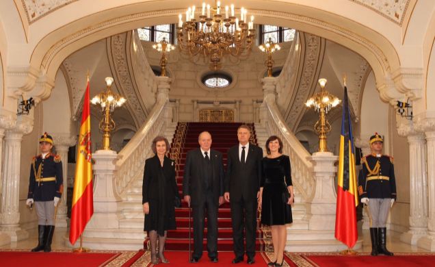 Sus Majestades los Reyes acompañados por el Presidente de Rumanía, Klaus Ioannis, y su esposa