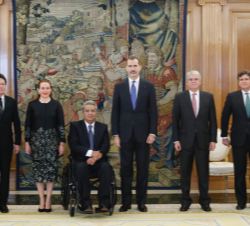 El Rey junto al Presidente del Ecuador, el ministro de Asuntos Exteriores y de Cooperación de España, el embajador de España en Ecuador, la ministra d