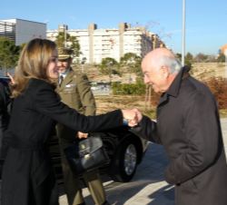 Su Majestad la Reina recibe el saludo del presidente de BBVA, Francisco González