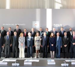 Su Majestad la Reina junto los miembros del Patronato de la FAD asistentes a la reunión