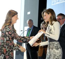 Su Majestad la Reina entrega el premio "Acción Magistral 2017" en la categoría B a la directora del Colegio Menesiano de Santo Domingo de la