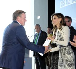 Su Majestad la Reina entrega la Mención de Honor en la categoría B al autor del proyecto "Tutoría de atención a la diversidad sexual y de género 