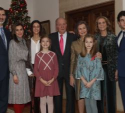 SS.MM. los Reyes, SS.MM. los Reyes Don Juan Carlos y Doña Sofía, SS.AA.RR. la Princesa de Asturias, la Infanta Doña Sofía y la Infanta Doña Elena con 