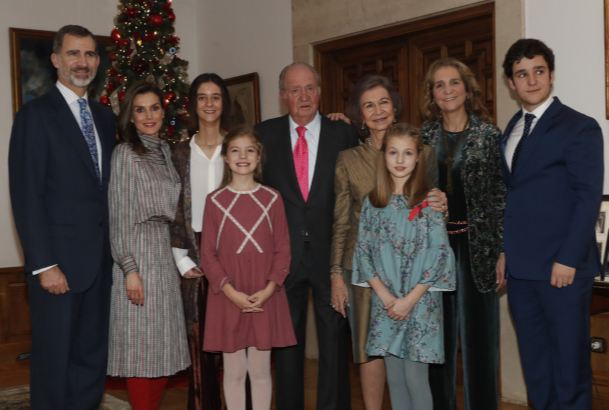 SS.MM. los Reyes, SS.MM. los Reyes Don Juan Carlos y Doña Sofía, SS.AA.RR. la Princesa de Asturias, la Infanta Doña Sofía y la Infanta Doña Elena con 