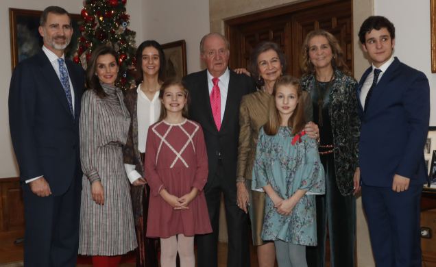 SS.MM. los Reyes, SS.MM. los Reyes Don Juan Carlos y Doña Sofía, SS.AA.RR. la Princesa de Asturias, la Infanta Doña Sofía y la Infanta Doña Elena con 
