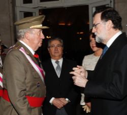 Don Juan Carlos conversa con el presidente del Gobierno, Mariano Rajoy