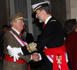 Su Majestad el Rey a su llegada al Palacio Real de Madrid recibe el saludo de Su Majestad el Rey Don Juan Carlos