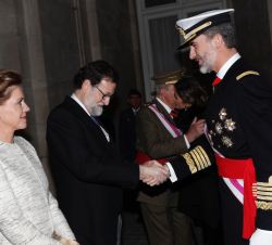 Su Majestad el Rey recibe el saludo del presidente del Gobierno, Mariano Rajoy