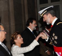 Su Majestad el Rey recibe el saludo de la ministra de Defensa, María Dolores de Cospedal
