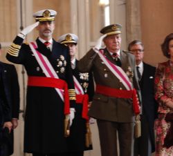Su Majestad el Rey, acompañado por Su Majestad la Reina y Sus Majestades los Reyes, al inicio de los honores de ordenaza en el Zaguán de Embajadores