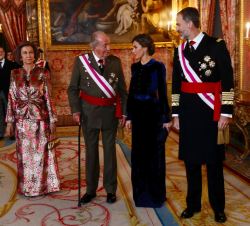 Sus Majestades los Reyes y Sus Majestades los Reyes Don Juan Carlos y Doña Sofía momentos antes del inicio del acto
