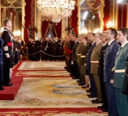 Sus Majestades los Reyes en el Salón del Trono al inicio del acto