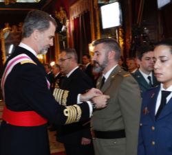 Su Majestad el Rey durante el acto de imposición de condecoraciones