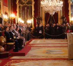 Sus Majestades los Reyes y Sus Majestades los Reyes Don Juan Carlos y Doña Sofía durante la intervención de la ministra de Defensa, María Dolores de C
