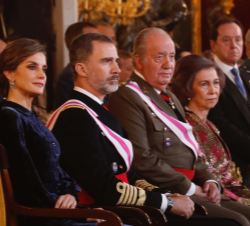Sus Majestades los Reyes y Sus Majestades los Reyes Don Juan Carlos y Doña Sofía durante la intervención de la ministra de Defensa, María Dolores de C