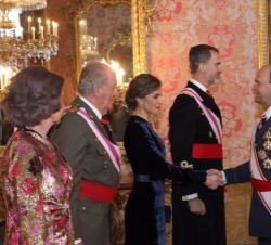 Sus Majestades los Reyes y Sus Majestades los Reyes Don Juan Carlos y Doña Sofía durante los saludos