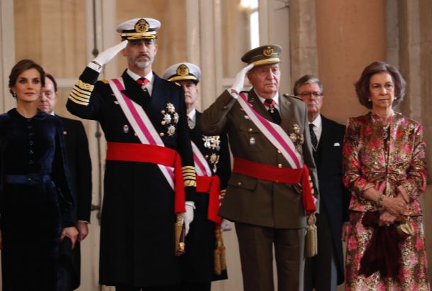 Su Majestad el Rey, acompañado por Su Majestad la Reina y Sus Majestades los Reyes, al inicio de los honores de ordenaza en el Zaguán de Embajadores