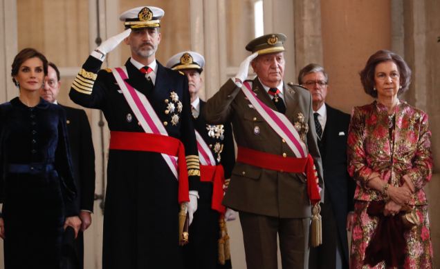Su Majestad el Rey, acompañado por Su Majestad la Reina y Sus Majestades los Reyes, al inicio de los honores de ordenaza en el Zaguán de Embajadores