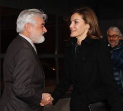 Su Majestad la Reina recibe el saludo del director de la Real Academia Española y presidente del Patronato Fundéu BBVA, Darío Villanueva, a su llegada