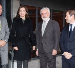 Doña Letizia junto al director de la RAE y presidente del Patronato de Fundéu, Darío Villanueva; el presidente de EFE y vicepresidente 1º de Fundéu, J
