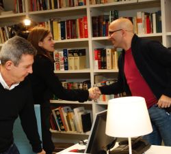 Su Majestad la Reina recibe el saludo de uno de los miembros de Fundéu BBVA