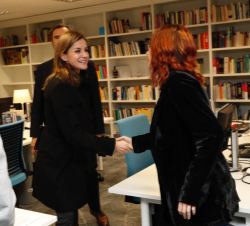 Su Majestad la Reina recibe el saludo de una de las trabajadoras de Fundéu BBVA