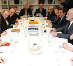 Su Majestad la Reina durante la reunión ordinaria del Consejo Asesor de Fundéu BBVA
