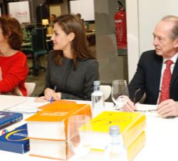 Su Majestad la Reina durante la reunión ordinaria del Consejo Asesor de Fundéu BBVA