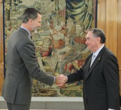 Su Majestad el Rey recibe el saludo del decano del Colegio Oficial de Ingenieros Navales y Oceánicos