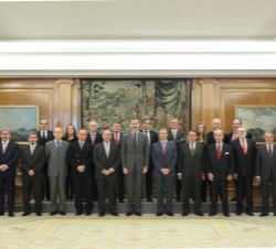 Su Majestad el Rey acompañado de la Junta de Gobierno del Colegio Oficial de Ingenieros Navales y Oceánicos