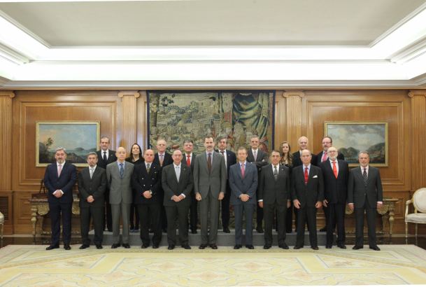 Su Majestad el Rey acompañado de la Junta de Gobierno del Colegio Oficial de Ingenieros Navales y Oceánicos
