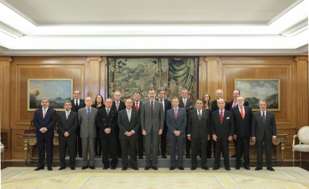 Su Majestad el Rey acompañado de la Junta de Gobierno del Colegio Oficial de Ingenieros Navales y Oceánicos