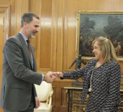Su Majestad el Rey recibe el saludo de la interventora general de la Administración del Estado, María Luisa Lamela Díaz