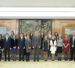 Su Majestad el Rey junto a la XVIII promoción de Funcionarios del Cuerpo Superior de Interventores y Auditores del Estado.