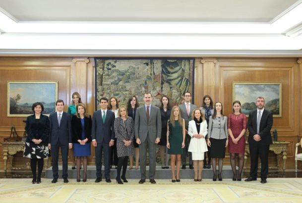 Su Majestad el Rey junto a la XVIII promoción de Funcionarios del Cuerpo Superior de Interventores y Auditores del Estado.