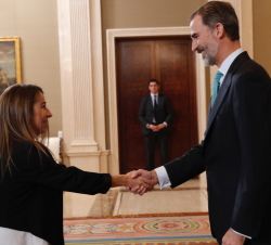 Su Majestad el Rey recibe el saludo de la secretaria de Estado de Función Pública, Elena Collado Martínez