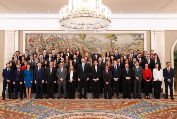 Su Majestad el Rey junto a la XXIII promoción del Cuerpo Superior de Sistemas y Tecnologías de la Información de la Administración del Estado