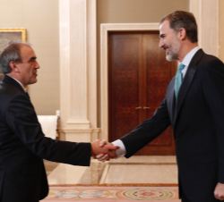 Su Majestad el Rey recibe el saludo del secretario general de Infraestructuras, Manuel Niño González