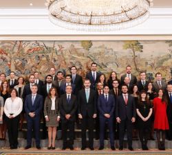 Su Majestad el Rey junto a los nuevos funcionarios de la última promoción del Cuerpo de Ingenieros de Caminos, Canales y Puertos del Estado
