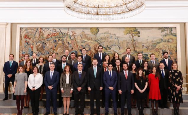 Su Majestad el Rey junto a los nuevos funcionarios de la última promoción del Cuerpo de Ingenieros de Caminos, Canales y Puertos del Estado