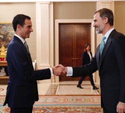 Su Majestad el Rey recibe el saludo del presidente de la Confederación Española de Transporte en Autobús, Rafael Barbadillo López