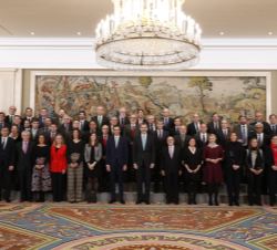 Su Majestad el Rey junto a los representantes de la Confederación Española de Transporte en Autobús (CONFEBUS)
